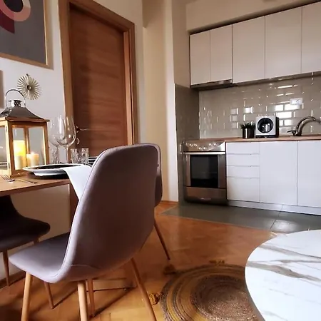 Station Apartment, Location In Appartement